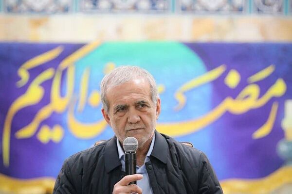 رئیس‌جمهور با خانواده شهدا در پیشوا دیدار کرد