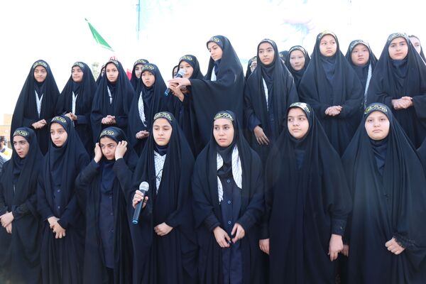 برپایی غرفه سازمان دانش‌آموزی دلیجان در راهپیمایی روز دانش‌آموز