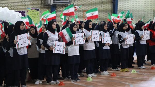 روشن شدن مشعل جام اقتدار ایران در آیین یادبود ۳۴ دانش‌آموز شهید بوشهر