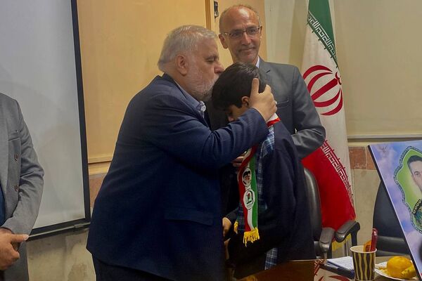 جلسه ستاد شاهد ورامین با محوریت ارتقای کیفیت آموزشی و تجلیل از فرزندان شهدا