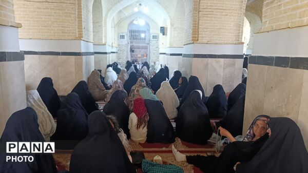 از پیر تا کودک در نماز جمعه نیشابور حضور دارند-۲