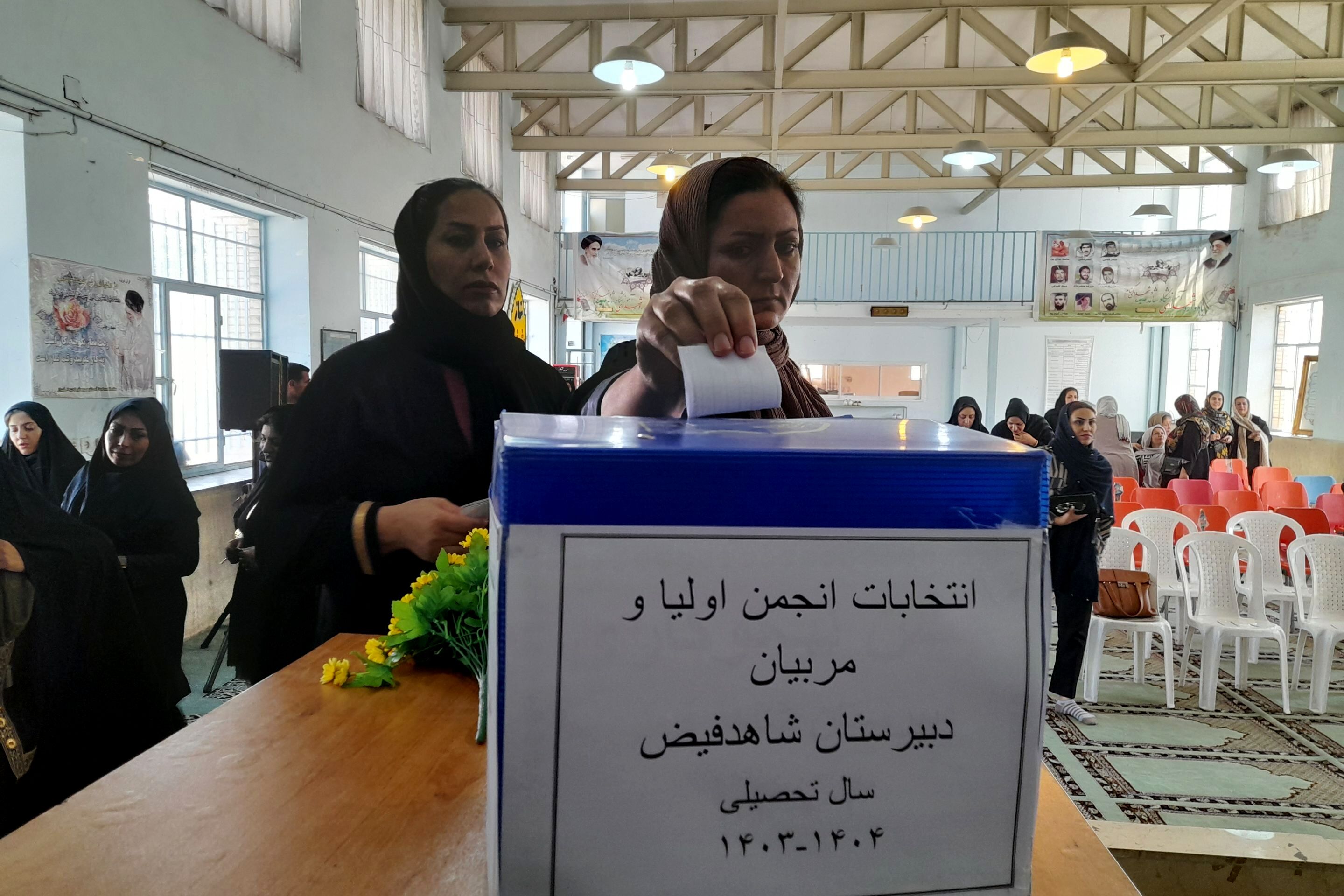  انتخابات انجمن اولیا و مربیان دبیرستان شاهد فیض