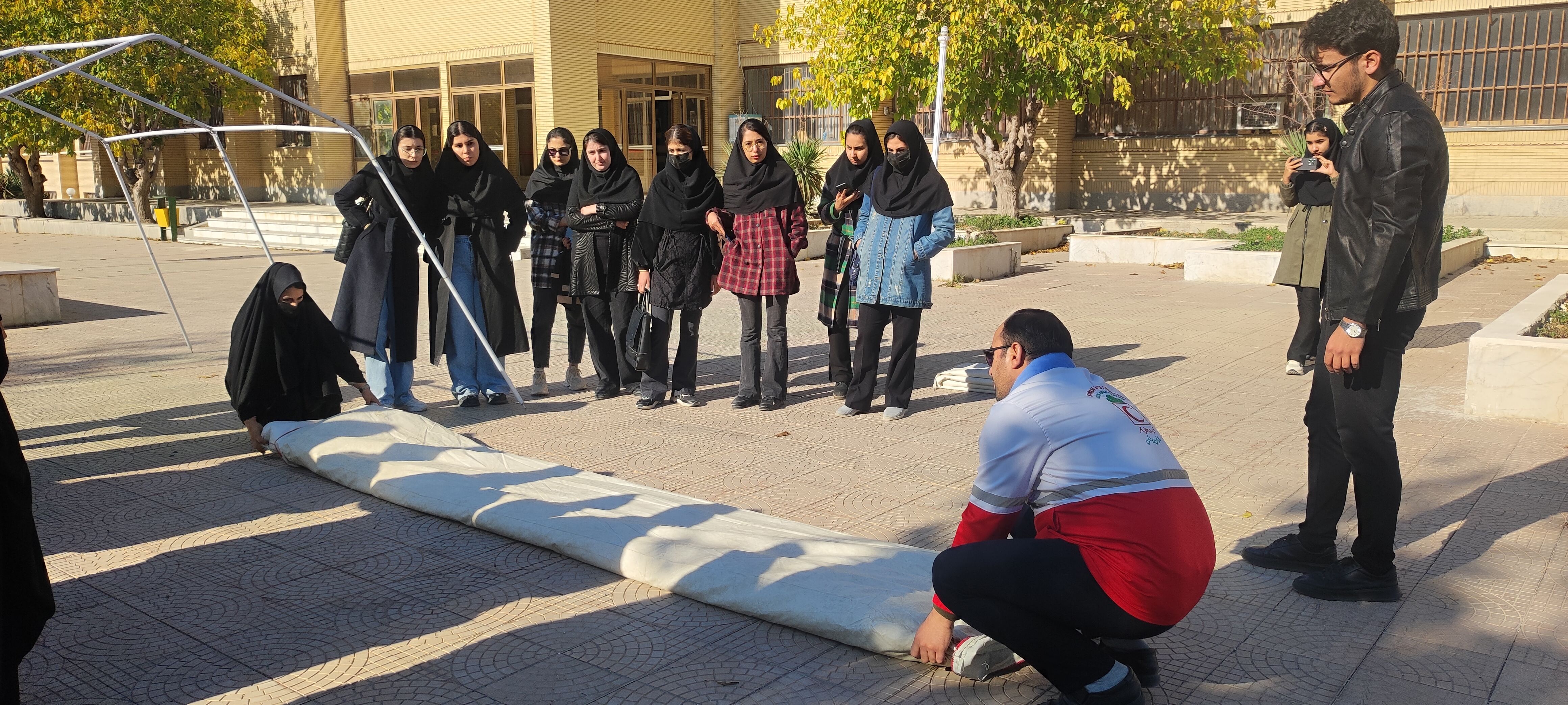 برپایی کارگاه آموزشی اسکان اضطراری هلال احمر در دانشگاه آزاد شیروان