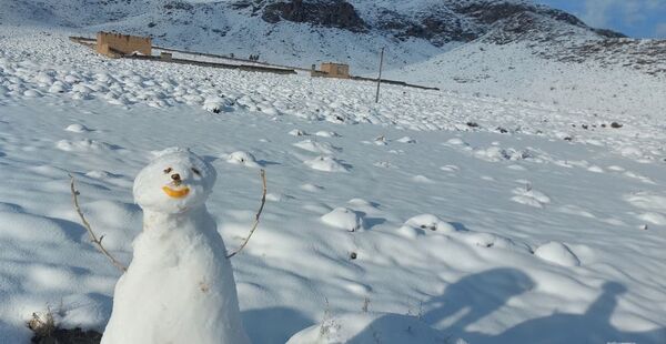 رقص دانه‌های برف در آسمان خاتم؛ شور و هیجان کودکان