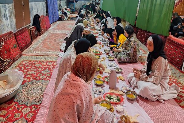 اعتکاف دانش‌آموزی در مسجد جامع شهر بار نیشابور 