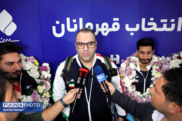 بازگشت تیم ملی وزنه‌برداری با جام قهرمانی‌