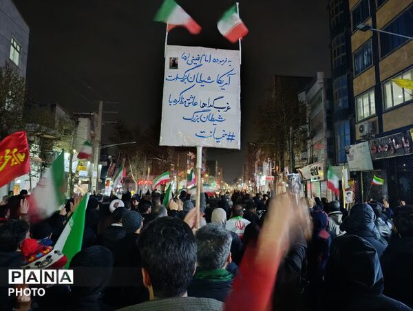 حضور پرشور مردم شهرستان فردیس در خیابان‌ها برای بیعت با رهبر انقلاب