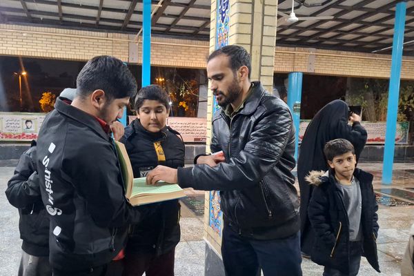 غبارروبی مزار شهدای گمنام توسط نوجوانان جهادگر شیرازی