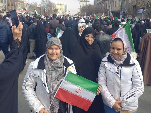 حضور دانش آموزان دبستان نرجس در راهپیمایی ۲۲بهمن 