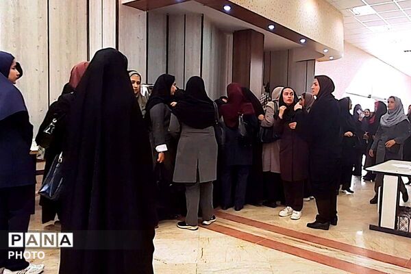 آیین تجلیل از معلمان پایه اول ابتدایی شهریار درسالن همایش خلیج فارس