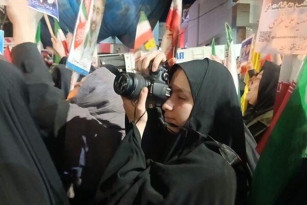 در سپیدای تاریکی ، مردم فریاد روشنی زدند