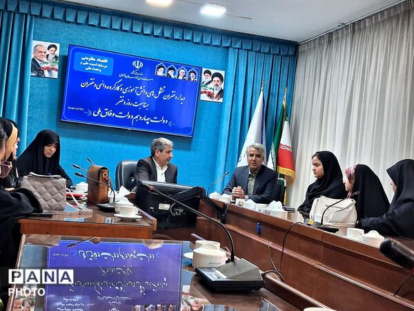 دیدار دختران تشکل های دانش آموزی و کار گروه دائمی دختران با فرماندار کاشمر 