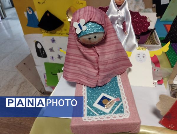 نمایشگاه حجاب به‌مناسبت ایام فاطمیه در مدرسه نشاط اسلامشهر