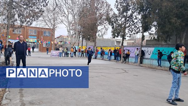 برگزاری مسابقه فوتبال گل کوچک درون مدرسه‌ای به‌مناسبت دهه فجر دبیرستان  پژوهش آشخانه 