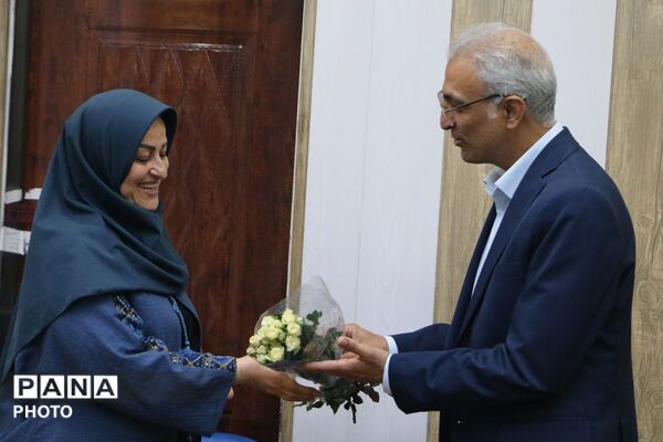 شاخه ای گل؛ هزاران قدردانی