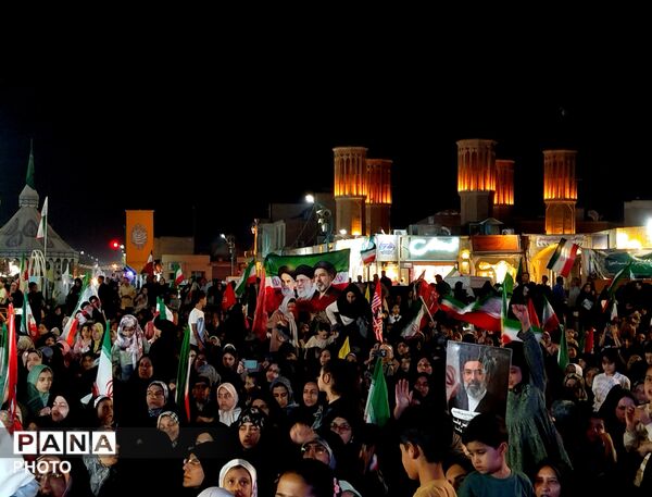 تجمع مردم دارالعباده یزد در حسینیه امیرچخماق با حضور چهره‌های شبکه پویا