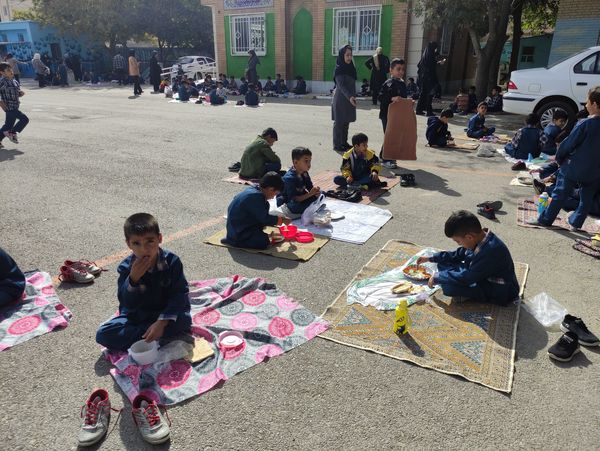 صبحانه سلامت در دبستان هیأت امنایی قرآنی مبین شهرستان شیروان
