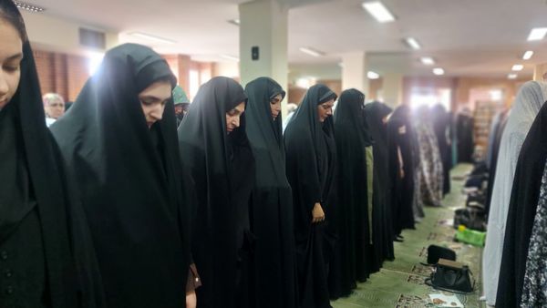 حضور فرهنگیان و مسئولان آموزش و پرورش پردیس در نماز جمعه 