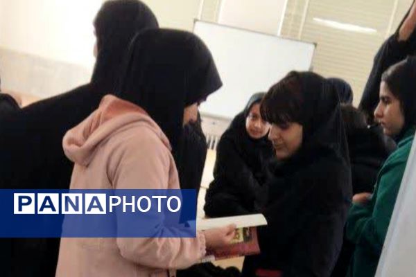 بازدید دانش‌آموزان مدرسه‌ حضرت زهرا (س) نیر از کتابخانه در هفته‌ کتاب 