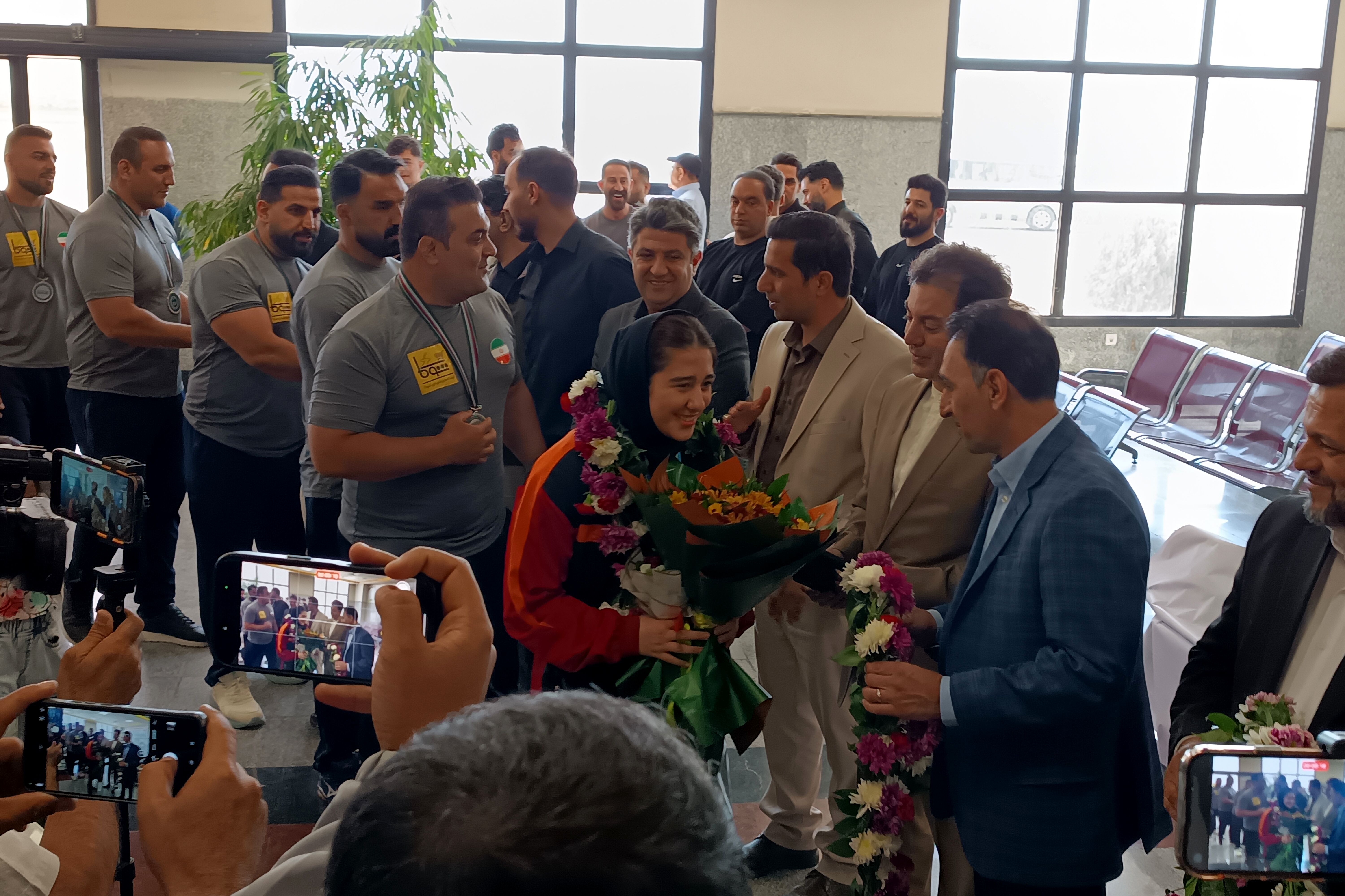 مراسم استقبال از دانش‌آموز مدال آور