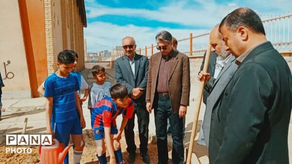 نهال‌های «سلامت» در خاک ورزشگاه شهید علیزاده کاشته شد