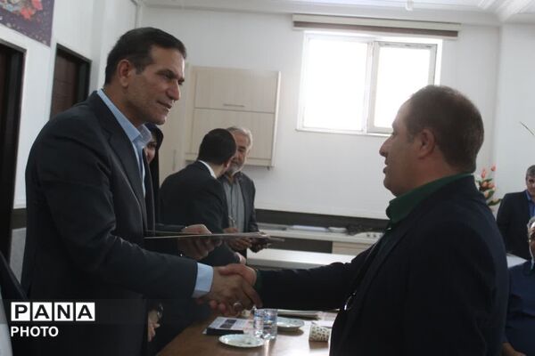 نشست نماینده ملکان و لیلان با اصحاب رسانه به مناسبت روز خبرنگار با حضور دانش‌آموز خبرنگاران پانا