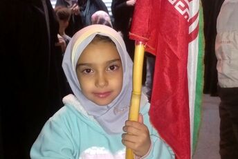 دانش‌آموزان در راهپیمایی شبانه با استقبال از احساس غرور و عشق به میهن و انقلاب سخن می‌گویند