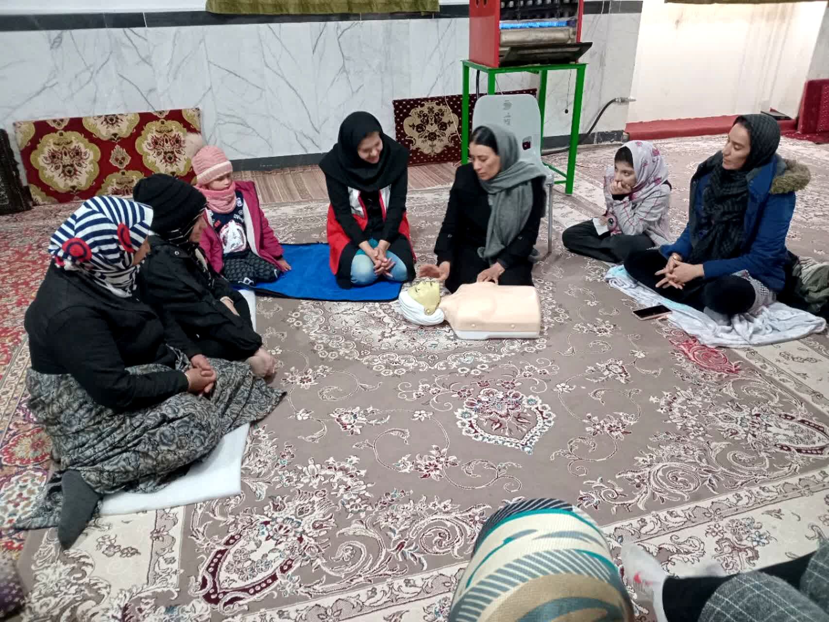 دوره‌ آموزشی‌ هلال‌احمر در پایگاه‌ بسیج مطهره شیروان