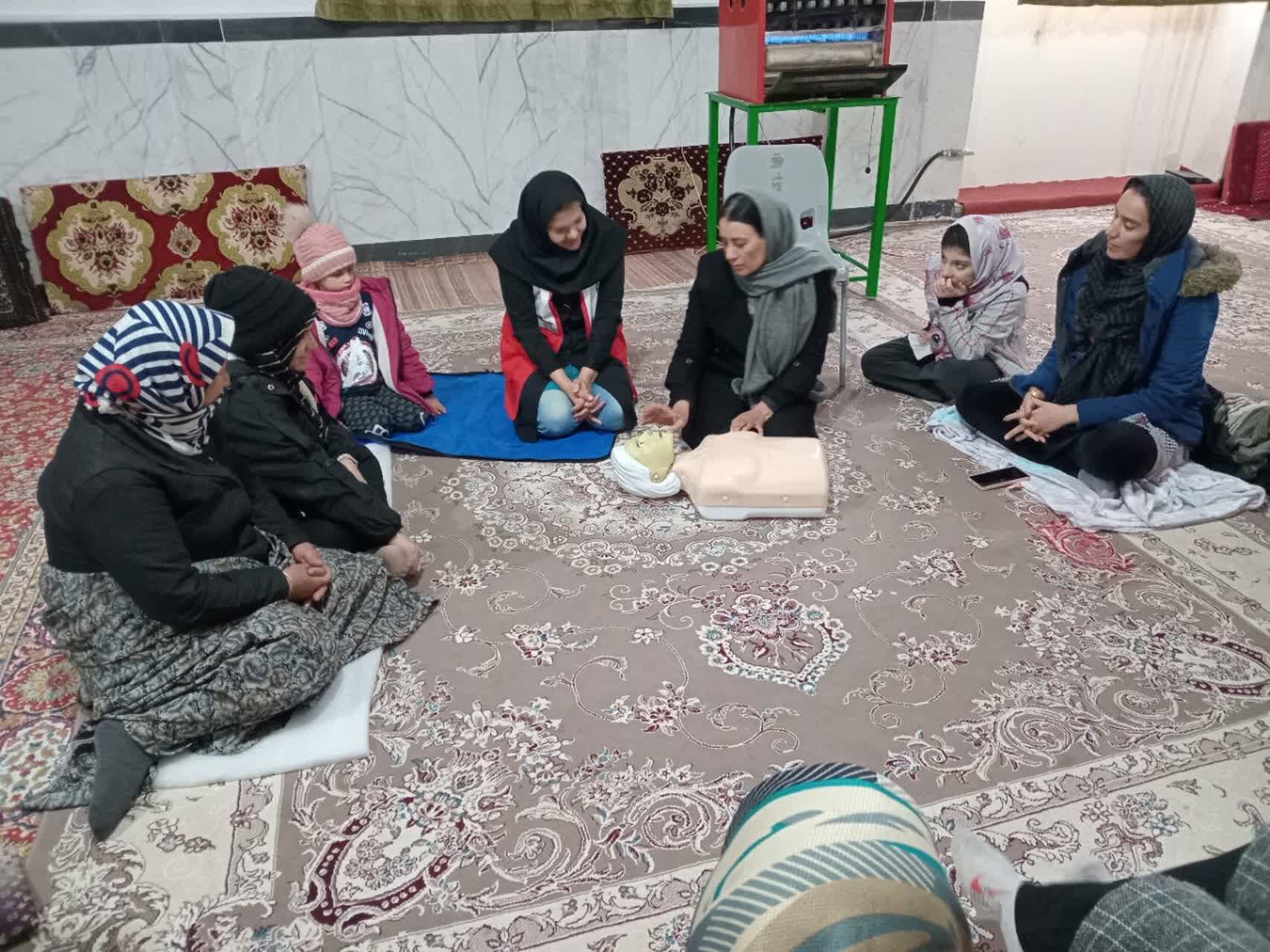 دوره‌ آموزشی‌ هلال‌احمر در پایگاه‌ بسیج مطهره شیروان
