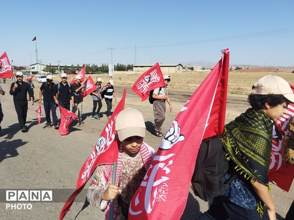 پیاده روی امام رضا (ع) با حضور پر شور دانش آموزان نیشابور در کاروان دانش آموزی