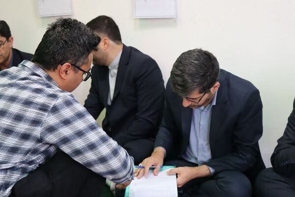 میز خدمت ویژه فرهنگیان در شهرستان پاکدشت به‌مناسبت گرامیداشت هفته معلم 