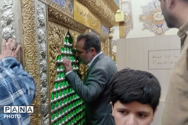غبارروبی مزار شهدا با حضور مدیر آموزش و پرورش ناحیه دو شهرری 