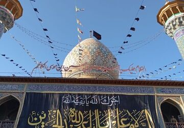 اهتزاز پرچم سیاه حسینی بر گنبد حرم مطهر سید علاءالدین حسین(ع)