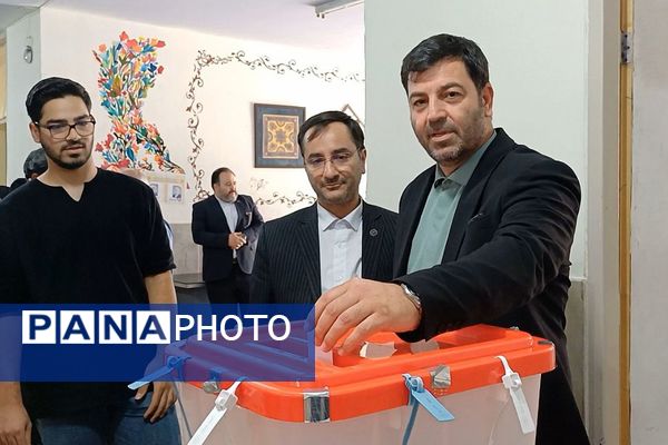 حضور مردم ولایتمدار شهرستان ورامین پای صندوق‌های اخذ رای