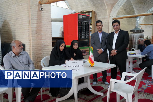 مراسم عطرافشانی قبور مطهر شهدا باحضور مدیرکل آموزش‌وپرورش استان اصفهان