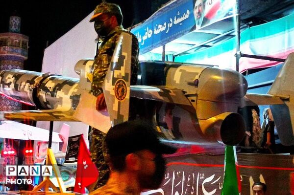 نمایش واقعی پهپادهای کرار و شاهد ۱۳۶ در اجتماع بزرگ مردمی شهرستان شیروان
