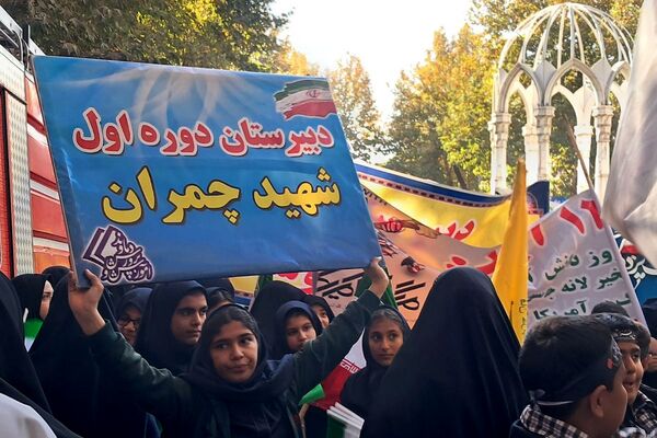 حضور پرشور دانش‌آموزان مدارس شهرستان دماوند، در راهپیمایی یوم‌الله ۱۳ آبان