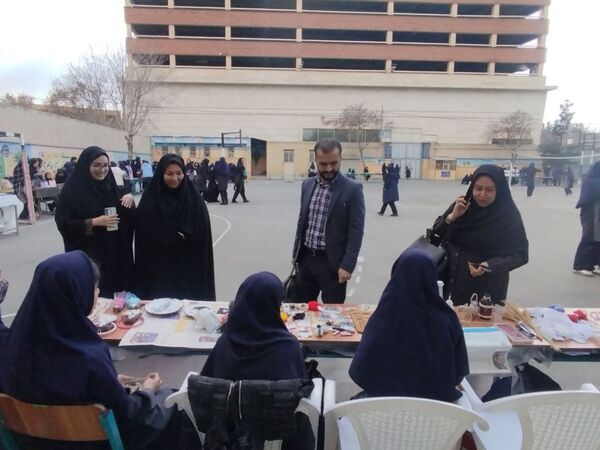 بازارچه و نمایشگاه کسب و کار دانش آموزی در دبیرستان امجدی۲