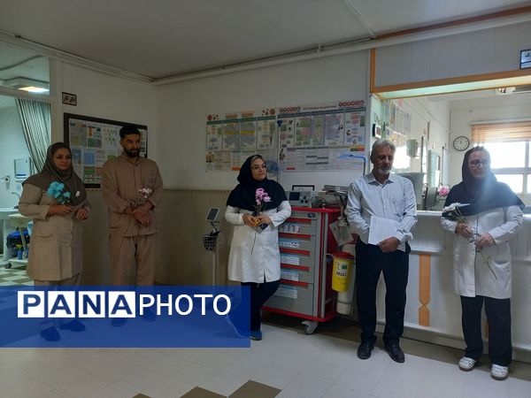 قدردانی پیشتازان دبیرستان باقریه از فرشتگان سفیدپوش در بیمارستان موسی بن جعفر(ع)