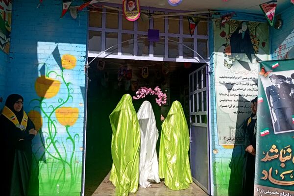 نمایشگاه بسته «ایرانمون» در دبیرستان نرجس یک