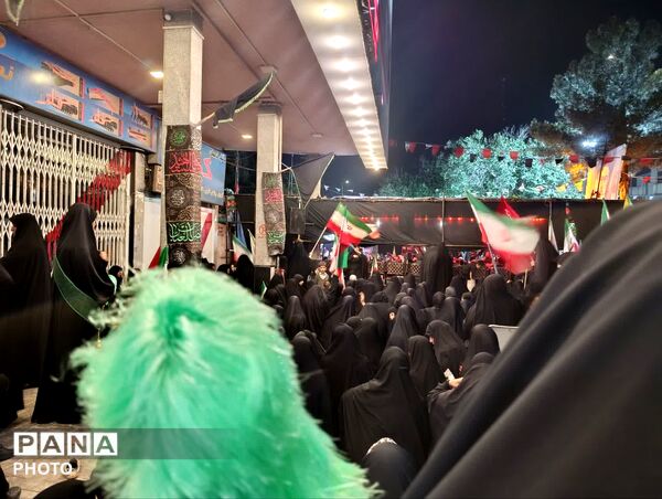 جلوه‌هایی از تجمع میدان امام خمینی(ره) قم در دومین شب محرم
