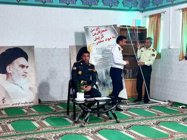 آموزش پیشگیری‌های اجتماعی در دبیرستان پسرانه جزیره بوموسی 
