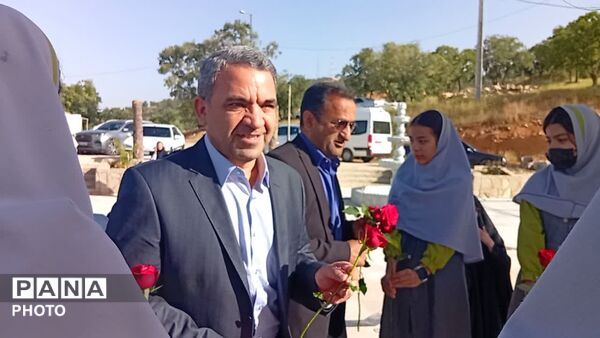 تجدید میثاق معاون وزیر و رئیس سازمان مدارس غیردولتی و مشارکت‌های مردمی وزارت آموزش و پرورش با شهدای گمنام در یاسوج