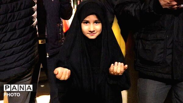 هم‌نشینی آرام کنار مزار شهید گمنام