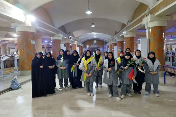 تجدید میثاق دانش‌آموزان دبیرستان رضوان بوشهر با شهدا