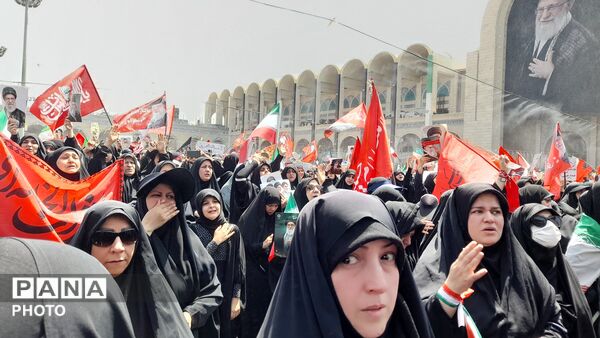 تجدید میثاق با آرمان‌های انقلاب، تهران در سوگِ رهبر شهید یکپارچه سیاه پوش شد