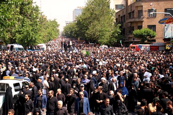 برگزاری مراسم وداع تهرانی‌ها با پیکر ابراهیم رئیسی و همراهانش