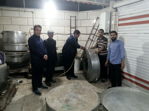 آماده‌سازی غذای افطاری با کمک دانش‌آموزان دبیرستان نمونه آیت‌الله خامنه‌ای 