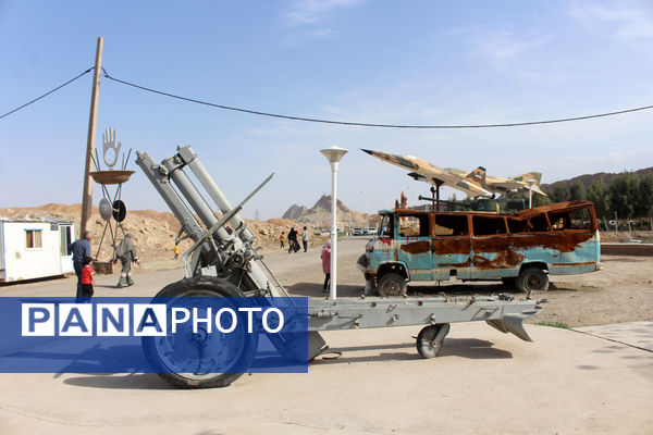 حضور گردشگران روز طبیعت در محوطه باغ‌موزه دفاع مقدس قم