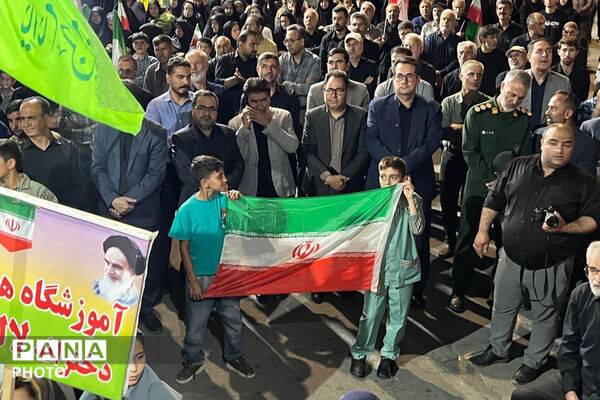 میان دانش‌آموزان و رهبر شهید پیمان جاودانه با نوای سرود رقم خورد